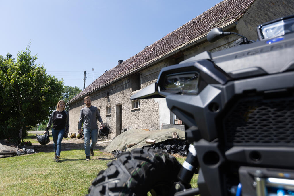 Nærbilde av Polaris med mennesker i bakgrunn